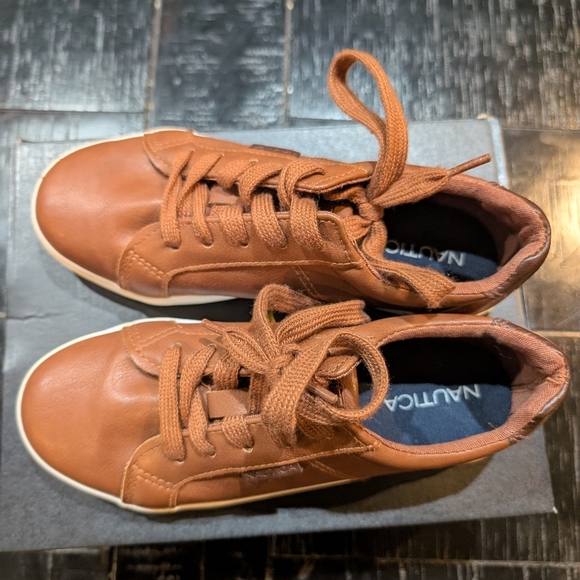 Nautica Boy's Tan Leather Sneakers - Size 2 - Picture 2 of 4